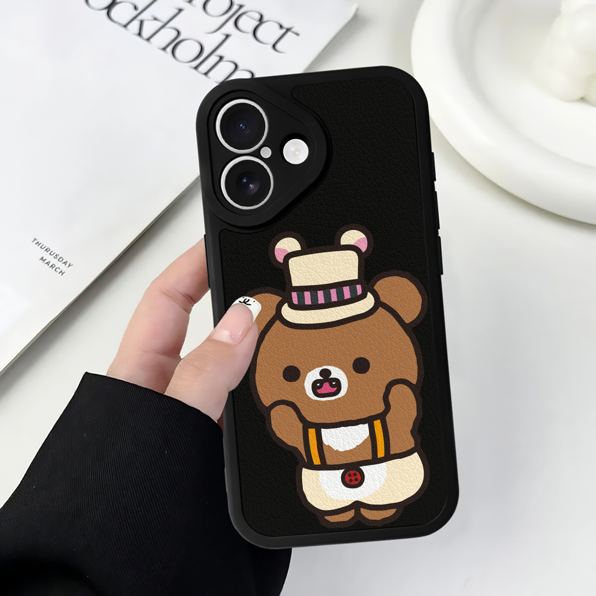 （画像用） リラックマ リラックマ キイロイトリ Rilakkuma Korilakkuma Kiiroitori 【iPhone 16シリーズ対応】シリコンスマホケース（レザー調） 材質：シリコン
